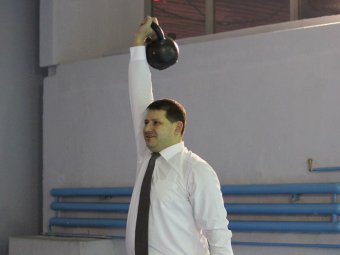 После пресс-конференции министр спорта Александр Абросимов сдал норматив ГТО по тяге гири