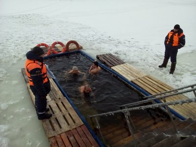 В Саратове студенту-купальщику велели ждать преподавателя в ледяной проруби