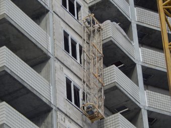 Погибшие на стройке «Шелдома» монтажники окон упали с высоты 12-го этажа