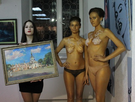 Появление полуголых девушек на саратовском фестивале современного искусства проверит прокуратура и полиция