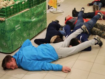 Сотрудники полиции задержали участников саратовского флешмоба движения «Хрюши против» в «Магните»