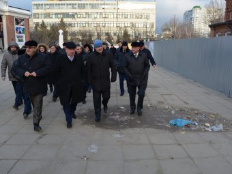 Валерий Сараев поругал главу района за неубранный перед кинотеатром «Победа» снег с мусором. Фоторепортаж