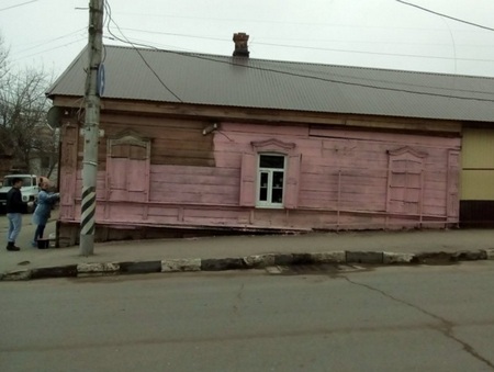 Чиновник объяснил выбор розового цвета для покраски аварийных домов на въезде в Саратов