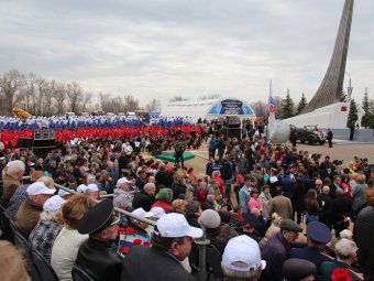 Валерий Радаев распорядился возместить транспортные расходы приглашенным гостям Дня космонавтики