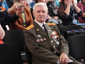 Зал встретил аплодисментами предложение вернуть памятники российским солдатам из-за рубежа в Россию