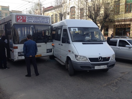 Гонка водителей автобусов по улице Чапаева закончилась аварией на остановке