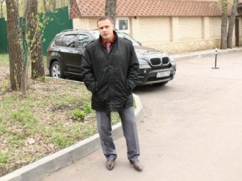 Общественников у дома сестры Валерия Радаева встретил автомобиль из губернаторского кортежа