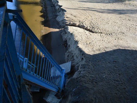 На мосту Саратов-Энгельс обрушилась одна из лестниц на городской пляж