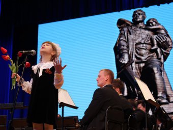В саратовской филармонии зрители вместе с солистами стоя исполнили песню «День Победы»