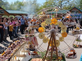 Победители фестиваля шашлыка презентовали блюдо в виде моста и колеса обозрения