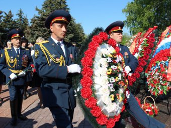 У мемориала защитникам Отечества почтили память погибших в Великой Отечественной войне