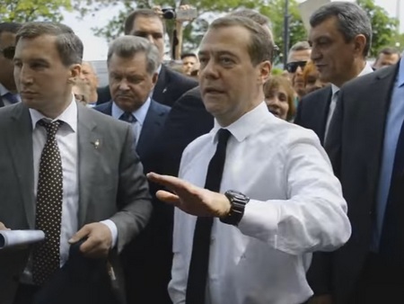 Дмитрий Медведев - жителям Крыма об индексации пенсий: «Денег нет. Вы держитесь здесь»
