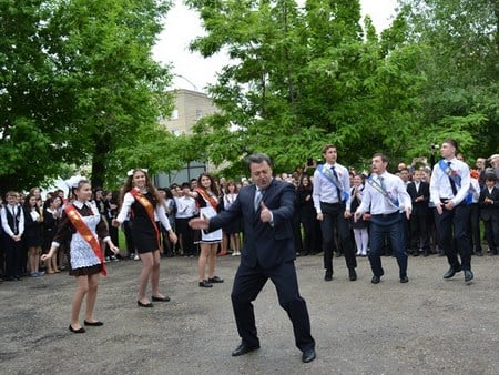 Танец директора саратовского лицея перед губернатором попал в шоу «Вечерний Ургант»