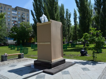 В Саратове установили памятник Олегу Янковскому. Фоторепортаж