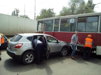 Сошедший с рельсов на Астраханской трамвай спровоцировал массовое ДТП