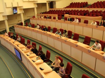 Молодые парламентарии не смогли начать свое заседание вовремя