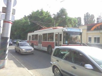 Обесточка троллейбусов вызвала дорожный затор в центре Саратова