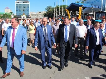 Подержанные тракторы от правительства Москвы Саратову вручили с партийными наклейками «Единой России»