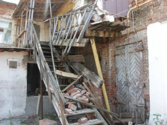 В центре Саратова ветеран труда с престарелой матерью неделю не могут выйти из квартиры из-за обрушившейся лестницы