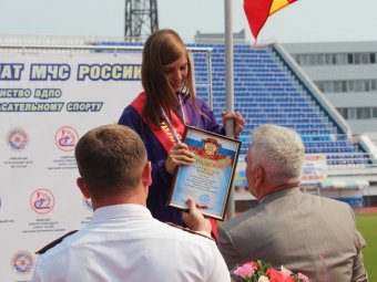 На чемпионате МЧС саратовчанка Алина Игумнова заняла первое место в забеге на полосе препятствий