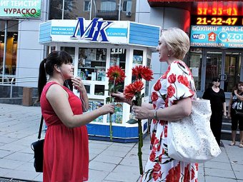 Участницы «флешмоба женственности» дарили саратовчанкам цветы