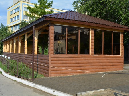 Незаконно строящееся детское кафе на набережной Саратова начали стеклить