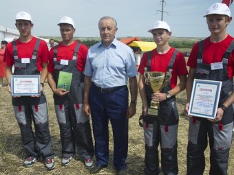 Студенты Питерского агропромышленного лицея выиграли трактор на Дне поля
