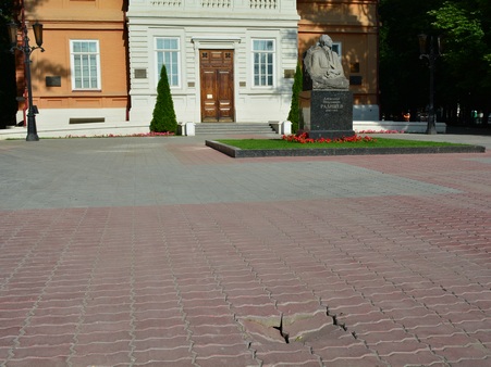 Перед Радищевским музеем начала проваливаться тротуарная плитка