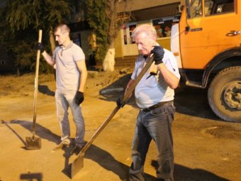 Члены областной ОП своими руками провели ямочный ремонт в центре Саратова