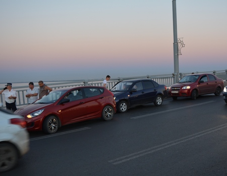Из-за массового ДТП на мосту Саратов-Энгельс образовалась многокилометровая пробка. Фото