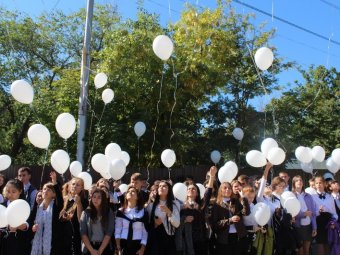 Саратовские школьники запустили в небо белые шары в память о погибших в Беслане детях