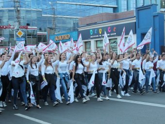 Гостем массового парада студенчества в Саратове стал Евгений Миронов