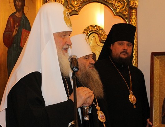 Патриарх Кирилл попросил церковников не увлекаться «побрякушками» и светскими делами
