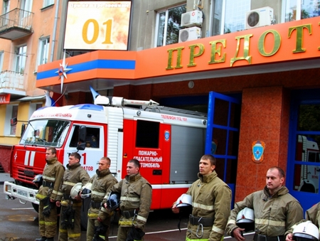 Саратовские пожарные почтили память погибших в Москве коллег