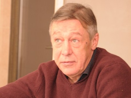 Михаил Ефремов в Саратове отказался говорить о прошедших выборах