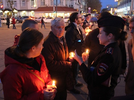 В центре Саратова полиция обещает применить спецсредства в отношении горожан со свечами