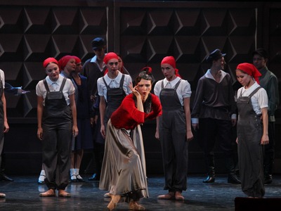 На премьере балета «SuperЗолушка» саратовцам показали Страну труда