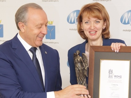 Губернатор Радаев вручил активистам программы «Фарватер» премию Починка