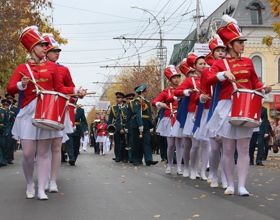 Духовые оркестры прошли с маршем по центру Саратова