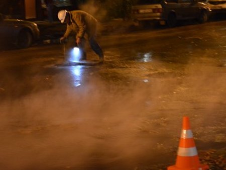 Рабочие устраняют последствия прорыва тепломагистрали на улице Киселева