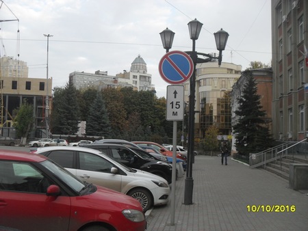 Перед волжской администрацией восстановили запрещающий стоянку дорожный знак