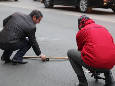 Саратовские общественники проверили качество дороги с помощью доски и iPhone