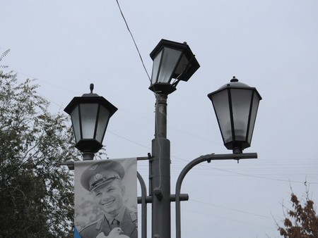 Вандалы разбили и согнули фонарь на проспекте Кирова
