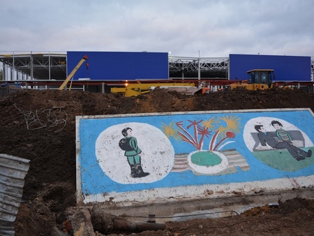 При строительстве «Ленты» в Энгельсе сносят плиты с детскими рисунками ко Дню Победы
