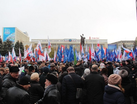 Десять тысяч саратовцев отпраздновали День народного единства на митинге 