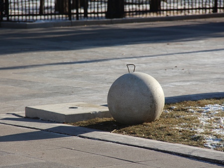 Администрация рассказала о починке бетонных шаров у памятника Чернышевскому