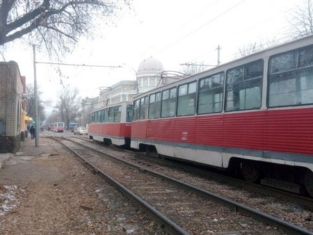 Утром в центре Саратова прекратилось движение трамваев и троллейбусов