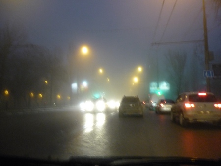 Саратовцев просят не выезжать на трассы из-за тумана и ветра