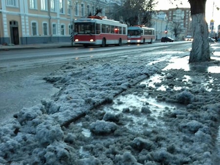Из-за прорыва трубы часть улицы Московской обледенела. Фото