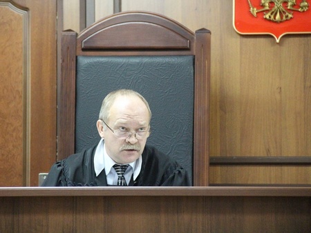 Владимир Ефимов не признал вину в убийстве пасынка и попросил переквалифицировать обвинение